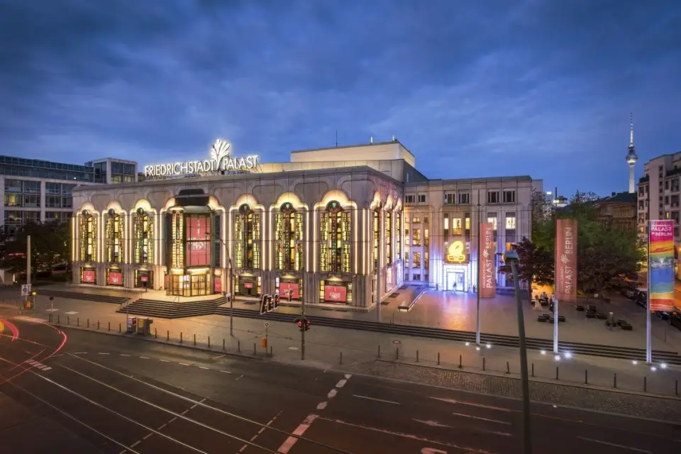 Espetáculo FALLING IN LOVE Grand Show no Teatro Friedrichstadt-Palast