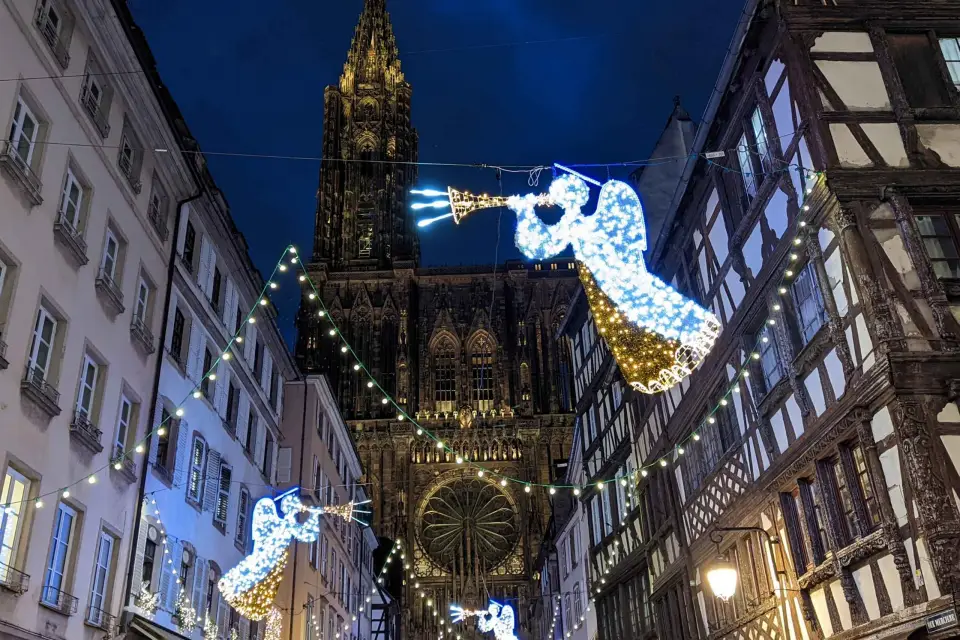 Estrasburgo: Mercado de Navidad nocturno con vino caliente