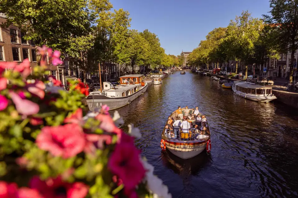Ámsterdam: 2h de paseo en barco por el canal con opción de aperitivos y bebidas holandesas