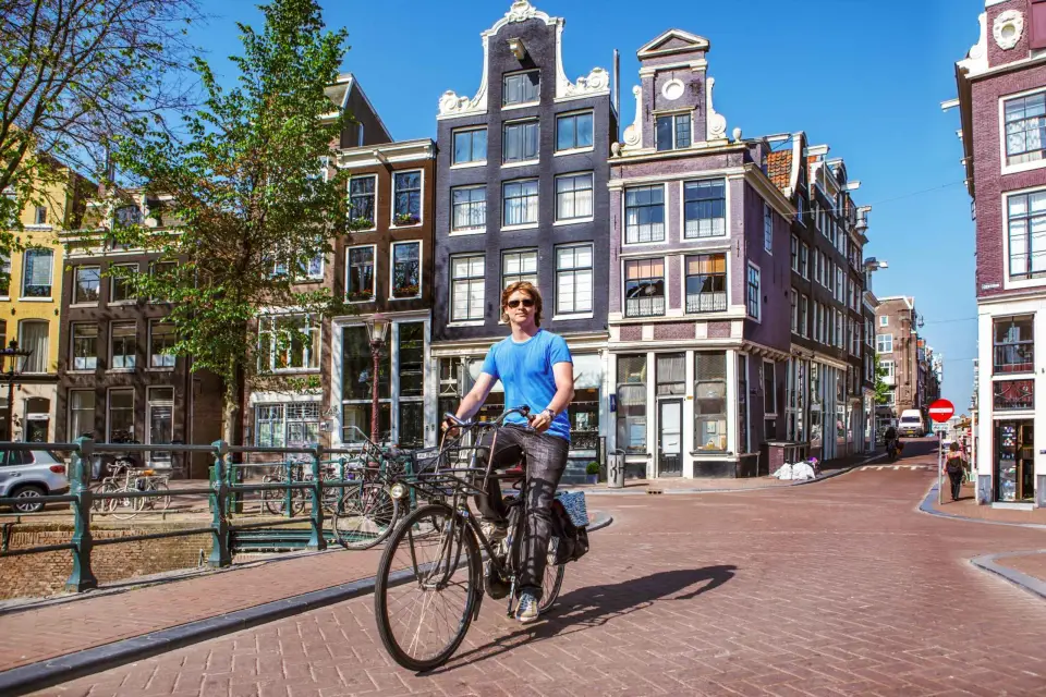 Ámsterdam: alquiler de bicicleta con café gratis