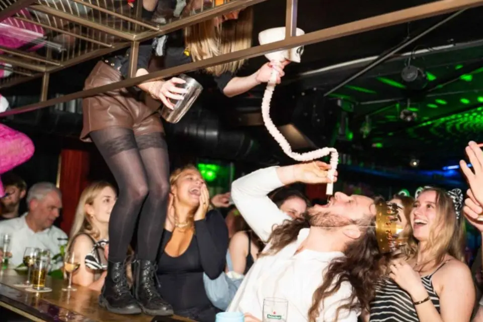 Amsterdam: Bar Crawl y Experiencia Nocturna en el Centro de la Ciudad