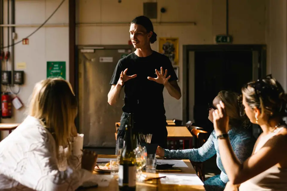 Amsterdam: Cata Urbana de Vinos con Bocados Opcionales