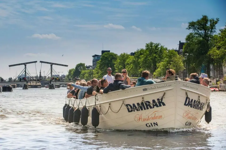 Crucero en barco abierto por Ámsterdam y ticket de entrada a la vida nocturna de Ámsterdam