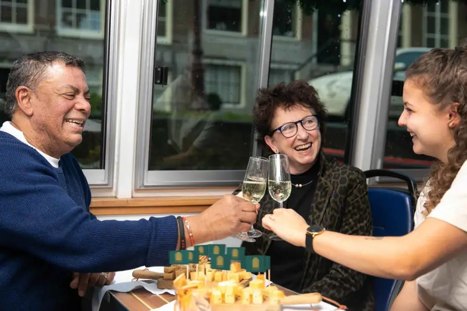 Amsterdam: Crucero Fiesta de la Luz con Queso y Vino