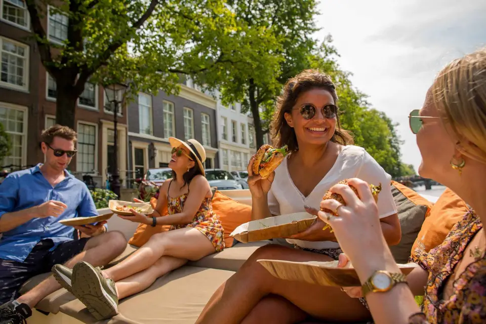 Amsterdam: Crucero privado con bebidas y pizza o hamburguesa