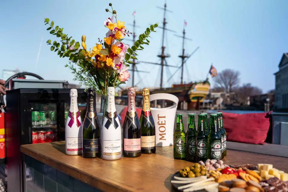 Amsterdam: Crucero privado por los canales con bebidas y aperitivos