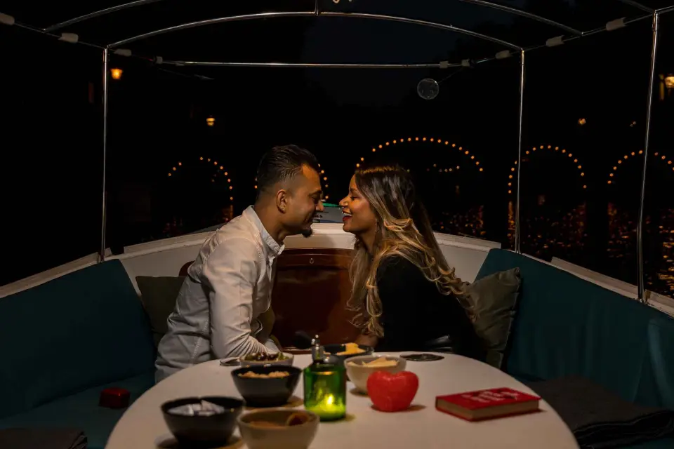 Amsterdam: Crucero privado nocturno por el Canal con Prosecco