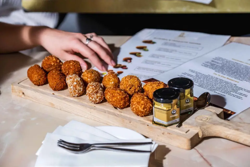 Amsterdam: Degustación de Bitterballen y Croquetas Holandesas