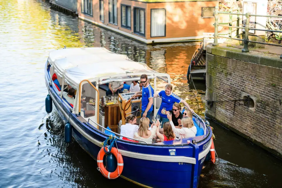 Amsterdam: Día privado en barco con mimosas ilimitadas