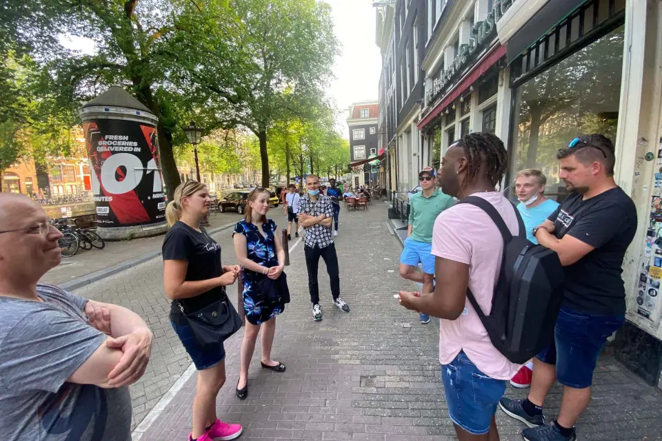 Escena Verde de Ámsterdam: Un Tour Privado del Cannabis