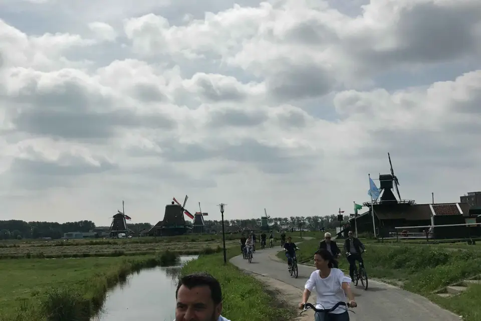 Amsterdam: Excursión en bici con guía por los Molinos de Viento del Zaanse Schans