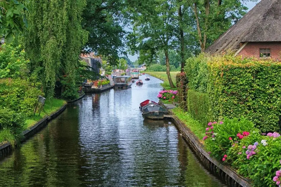 Desde Ámsterdam: Excursión al Campo de Zaanse Schans y Giethoorn