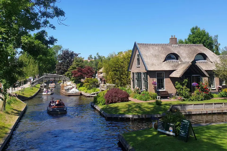 Desde Ámsterdam: Excursión de un día a Giethoorn en pequeño barco eléctrico