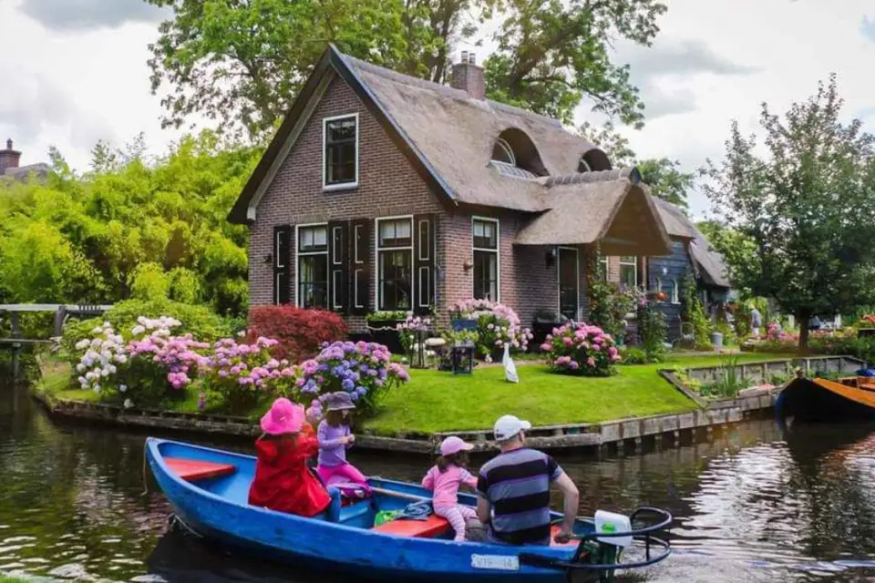 Desde Ámsterdam: Excursión de un día guiada a Giethoorn con paseo en barco por el canal
