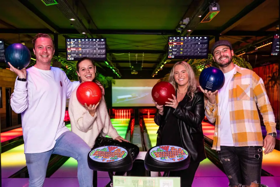 Amsterdam: Experiencia de 1 hora de bolos LED en Aloha Amsterdam
