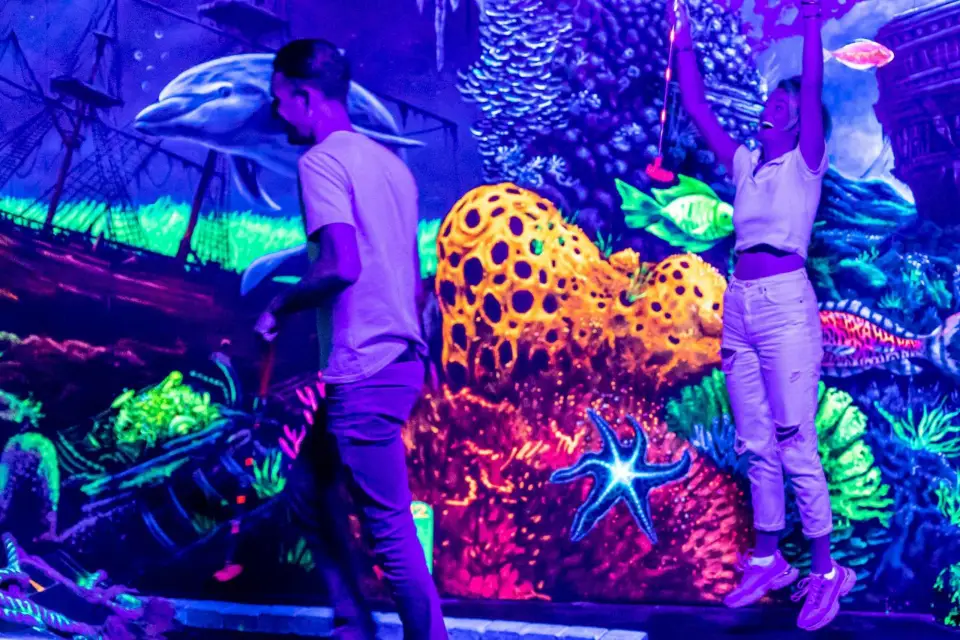 Ámsterdam: Experiencia de minigolf de 12 hoyos que brillan en la oscuridad