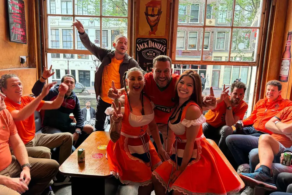 Amsterdam: Guía de bares con chupitos y camareras de cerveza