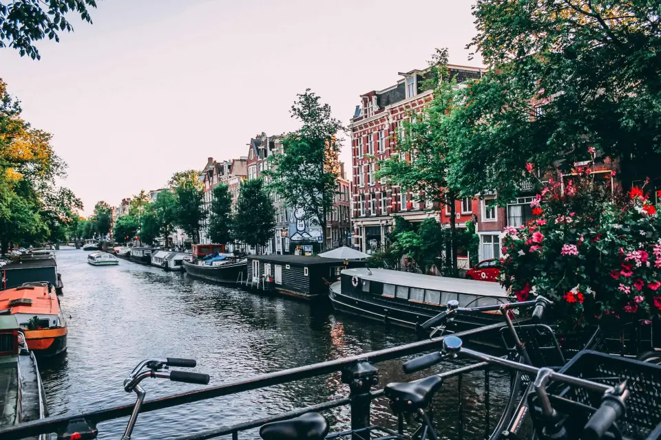 Amsterdam : Juego para smartphone de despedida de soltera al aire libre