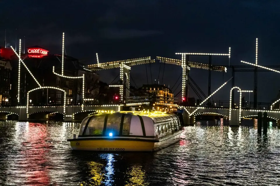 Amsterdam: Light Festival Paseo en barco por el canal 24-25 - Madrugadores