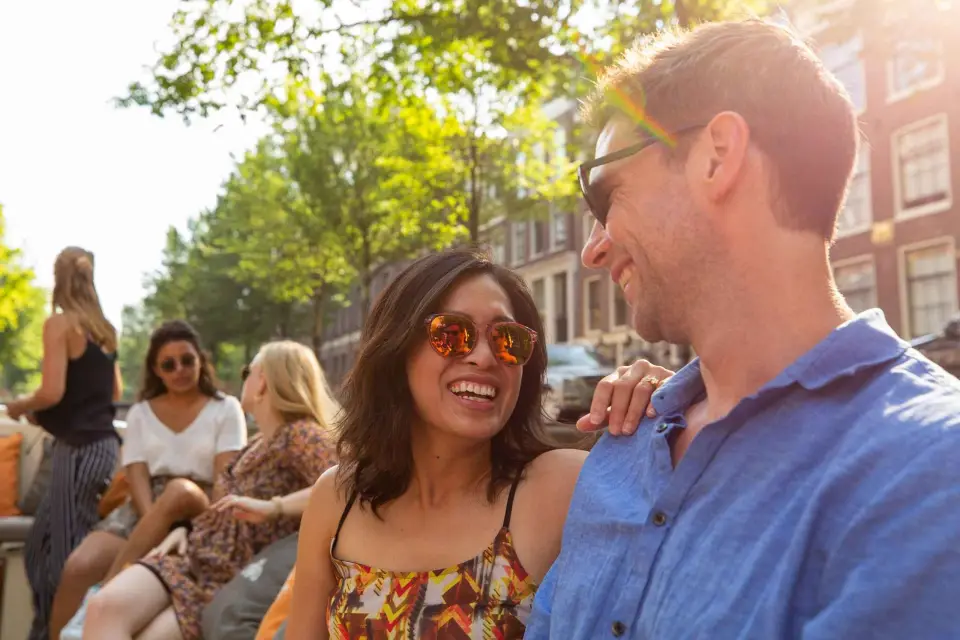 Amsterdam: Paseo en barco por el canal en alemán + Bebidas ilimitadas