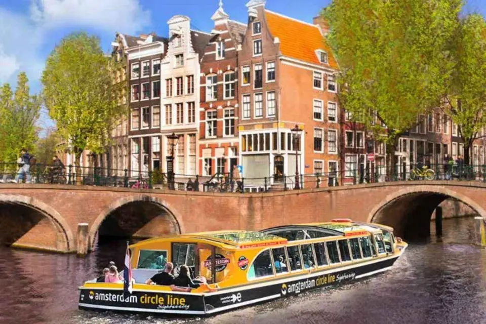 Amsterdam: Paseo en barco por el canal con audioguía