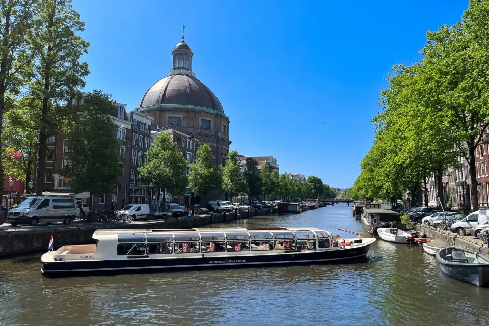 Amsterdam: Paseo en barco por el canal con comentarios en directo y audioguía