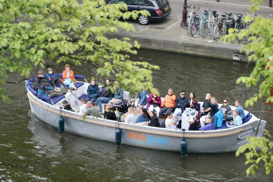 Amsterdam: Paseo en barco por el canal con guía local