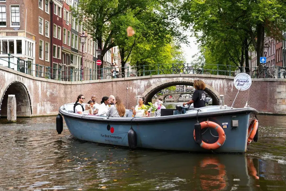 Amsterdam: Paseo en barco por el canal con tortitas holandesas y bebidas