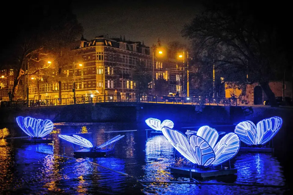 Amsterdam: Pequeño tour en barco de las esculturas de luz con Gluhwein