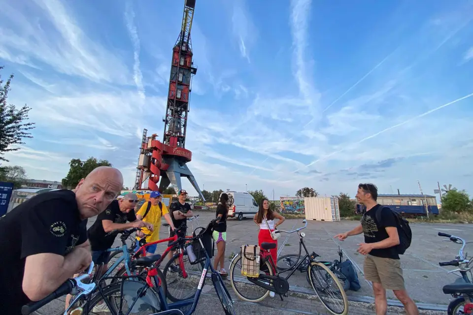 Amsterdam: Recorrido Urbano en Bicicleta de Mike, Graffiti y Pesca con Imanes