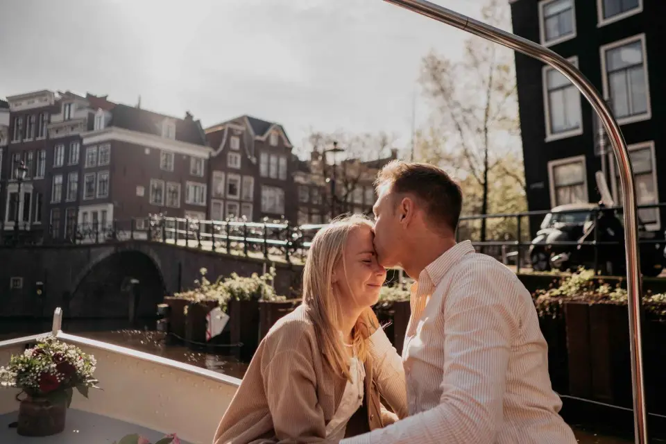 Ámsterdam: Romántico Recorrido Privado por los Canales y Prosecco y Aperitivos
