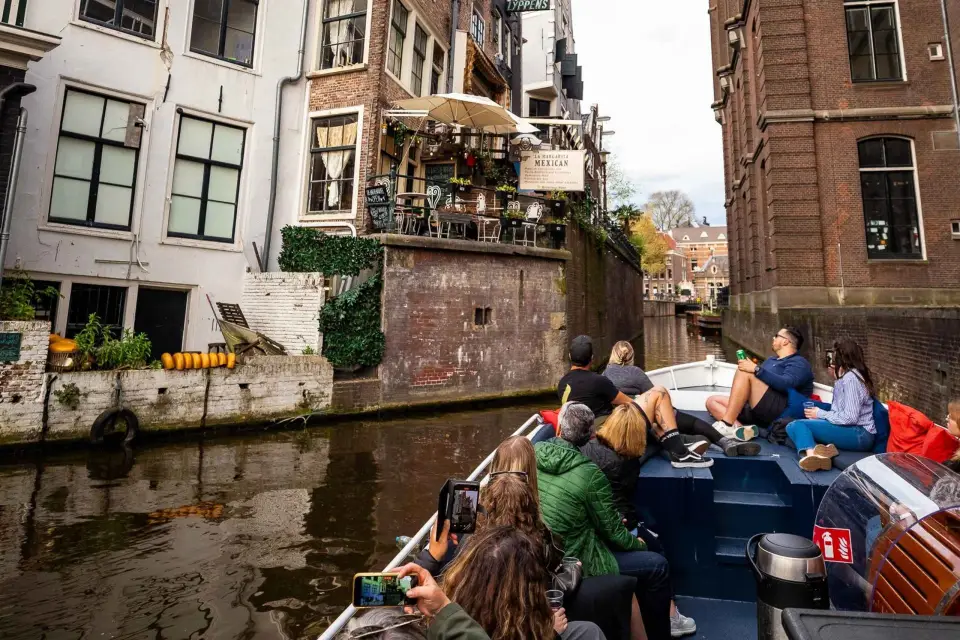Tour en barco por el centro histórico de Ámsterdam con barra libre