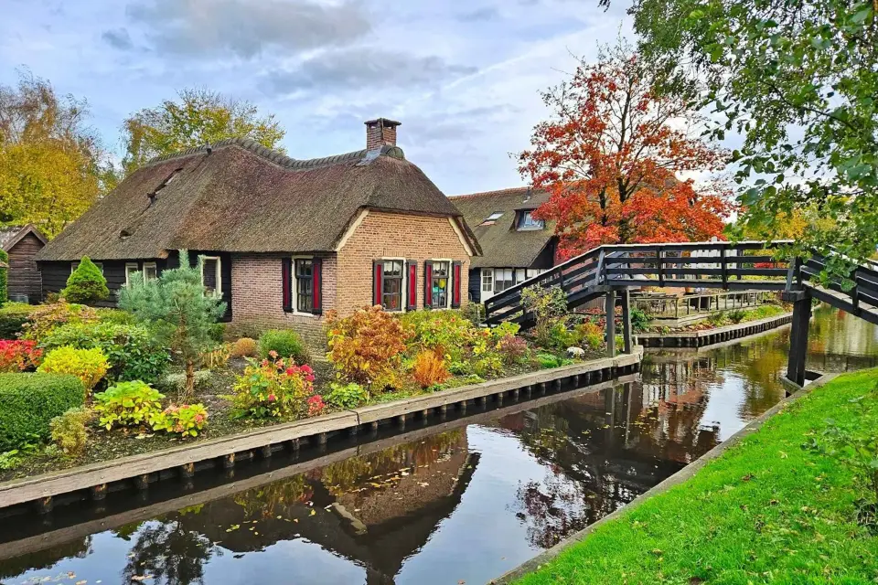 Desde Ámsterdam: Visita a Giethoorn y Zaanse Schans en barco pequeño