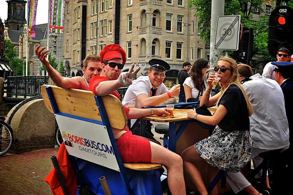 Amsterdam: Visita guiada en bicicleta con cerveza o Prosecco