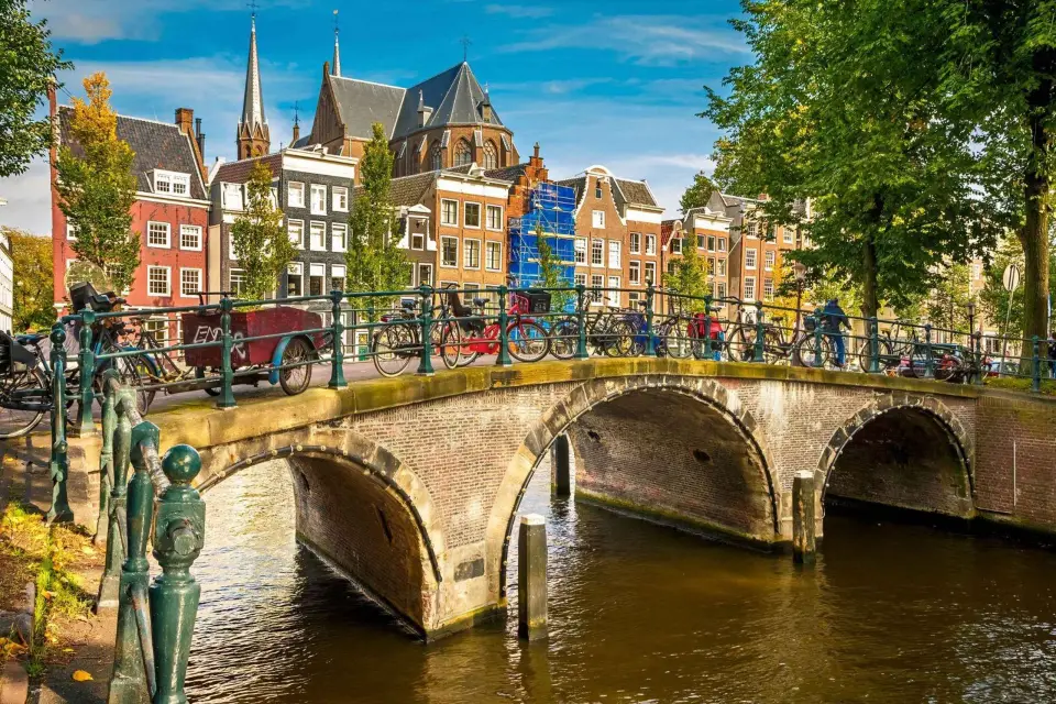 Visita a pie por Ámsterdam con tu propia guía AI en el móvil