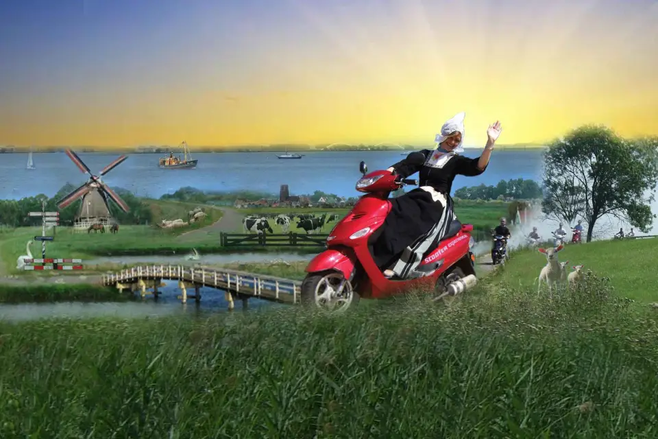 Zaanse Schans: Molinos de Viento, Zuecos y Queso en Scooter Eléctrico