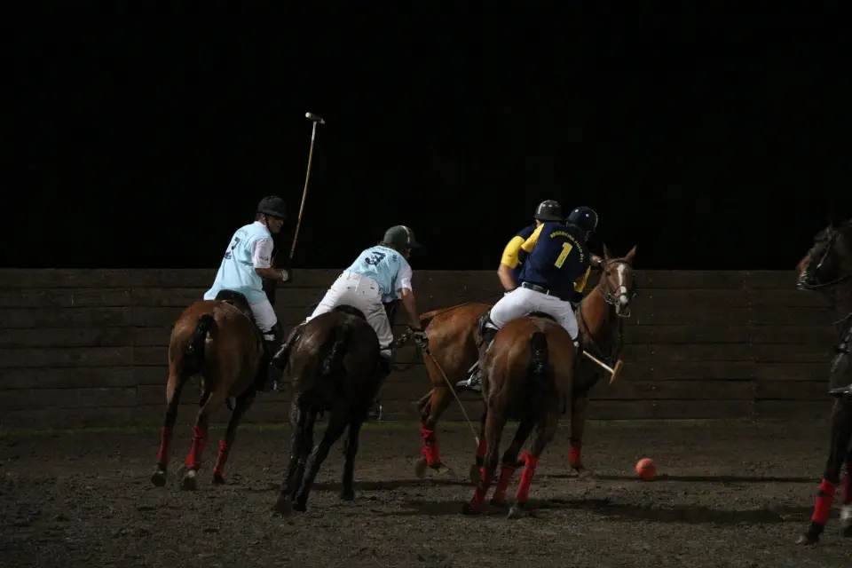 Polo nocturno en Capilla del Señor