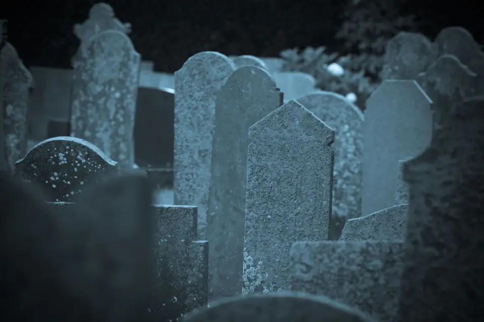 Tour nocturno por el Cementerio Británico