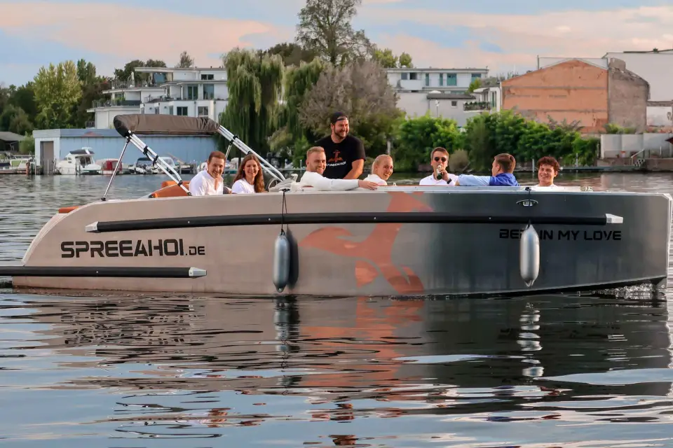 Berlín: Alquiler de barcos eléctricos para autoconducción 2 h
