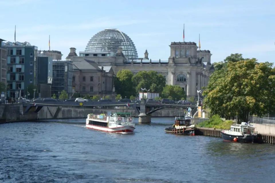 Berlín: Bootstour - Sightseeing Brückenfahrt auf der Spree