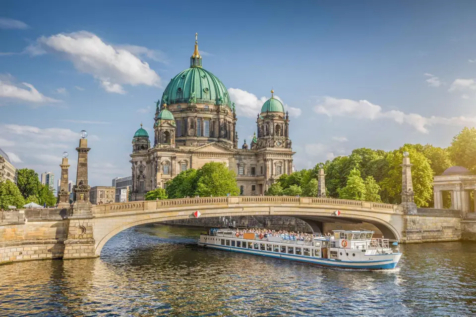 Crucero en barco sin colas y visita guiada por el casco antiguo de Berlín