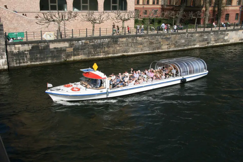 Berlín: Crucero en E-Boat por el Spree con audioguía