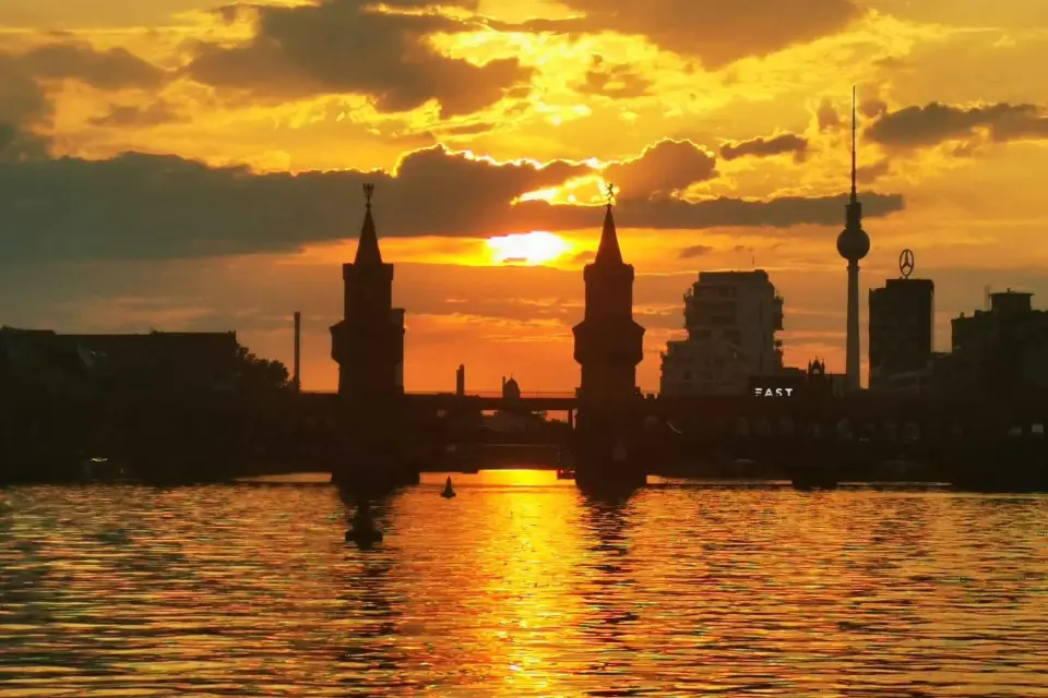 Berlín: Crucero en Catamarán al Atardecer con Audioguía