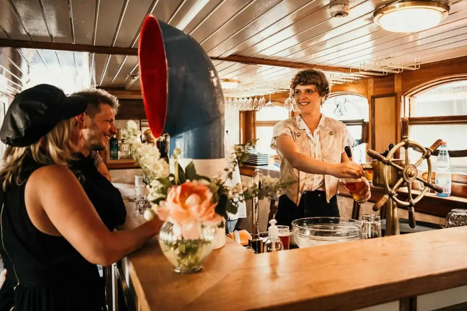 Berlín: Crucero turístico nocturno de 3 horas en barco con cerveza