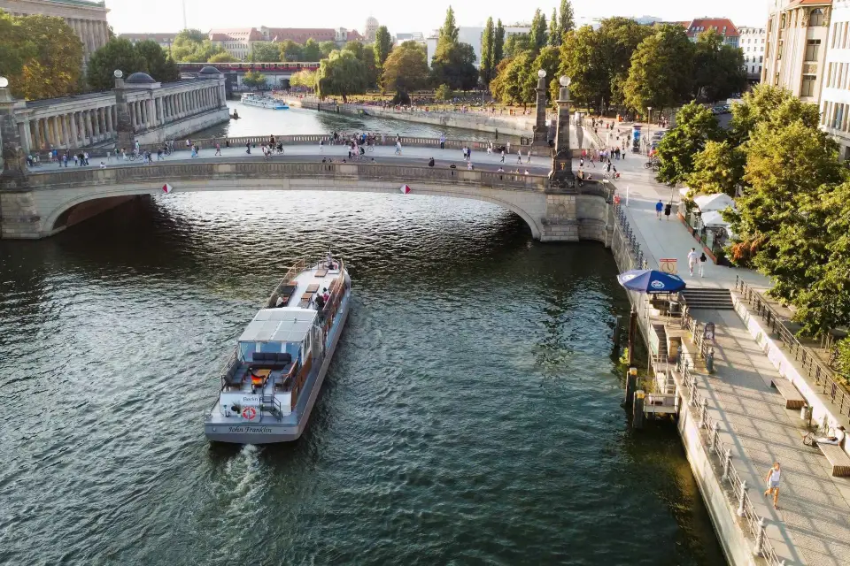 Berlín: Crucero turístico nocturno por el Spree
