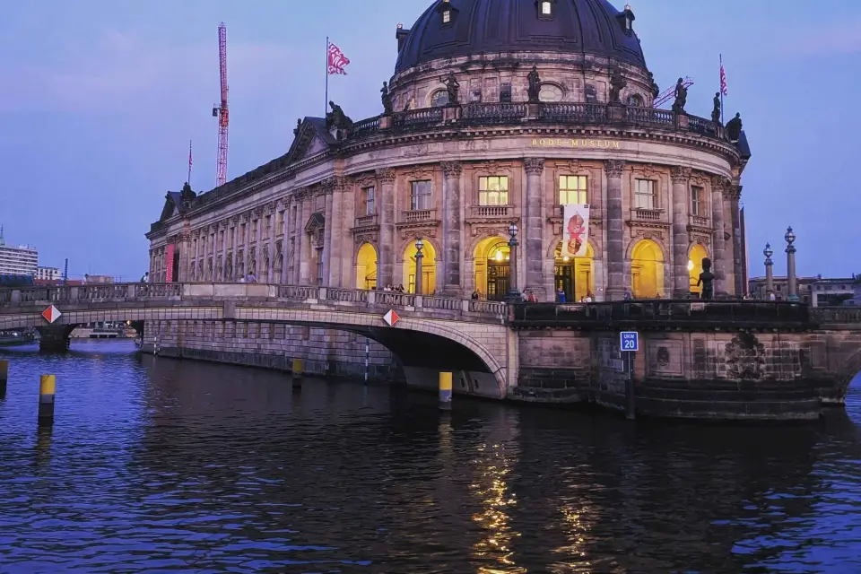 Berlín al Descubierto: Exploración Privada Guiada a Pie