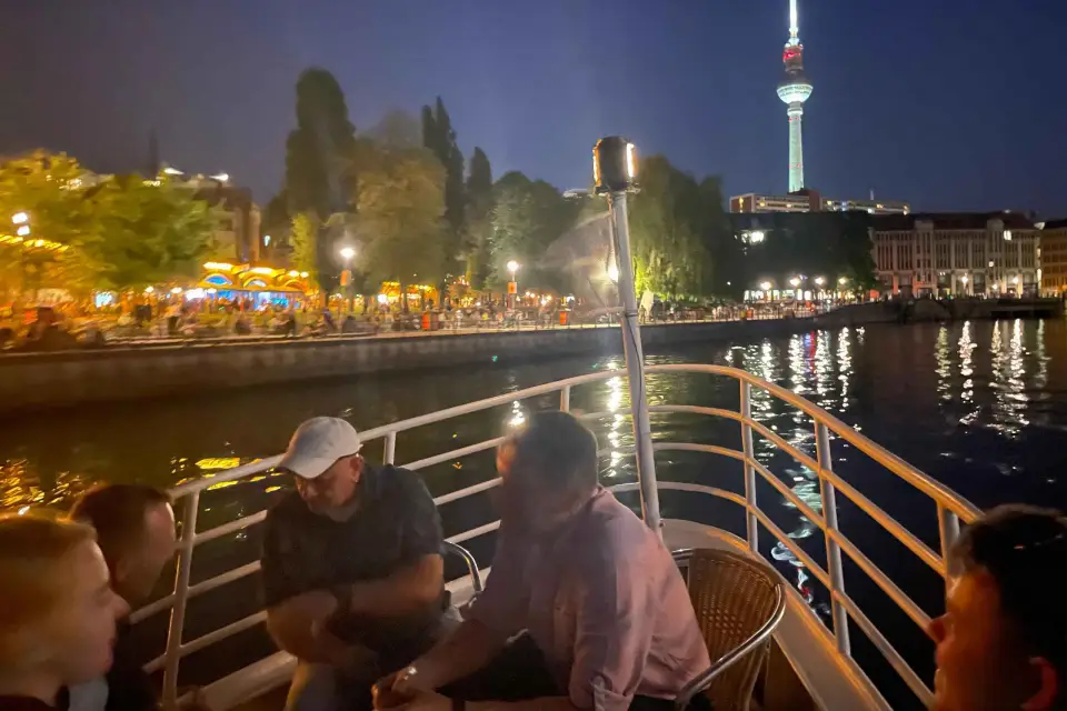 Berlín: Excursión en barco con cata de ginebra en el río