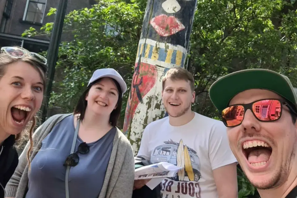 Berlín: Juego de asesinatos con visita interactiva de la ciudad y recorrido fotográfico
