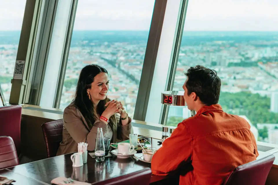 Berlín: Ticket de entrada rápida a la Torre de TV y reserva de restaurante
