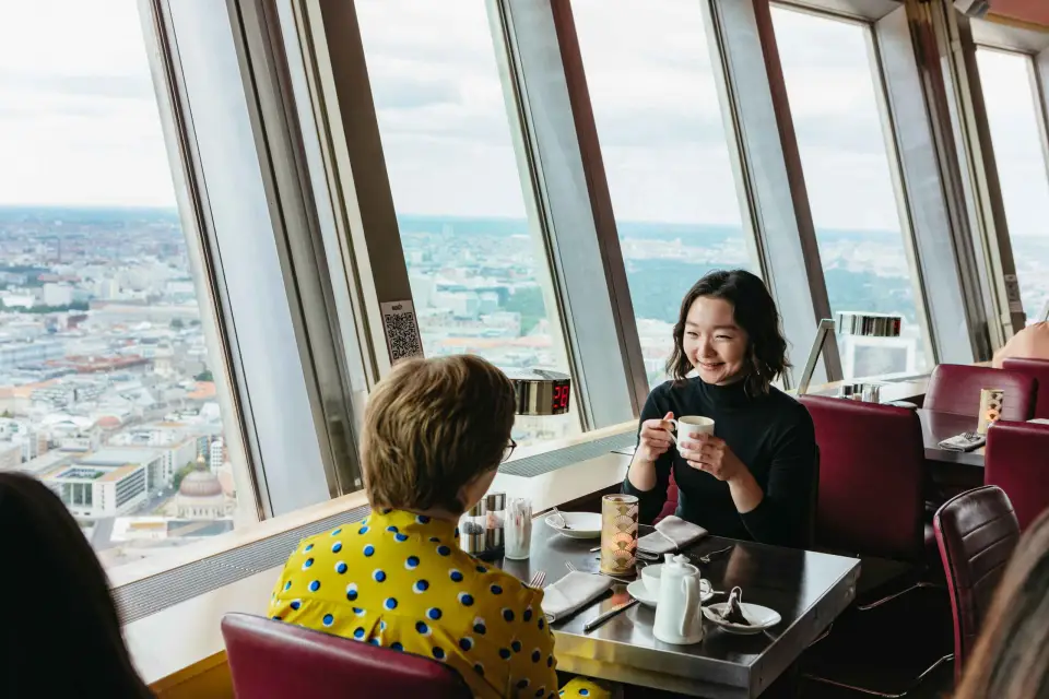 Torre de TV de Berlín: Ticket de entrada con vista rápida y té por la tarde